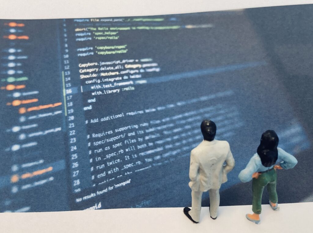 システム構築やテストをする人のイメージ