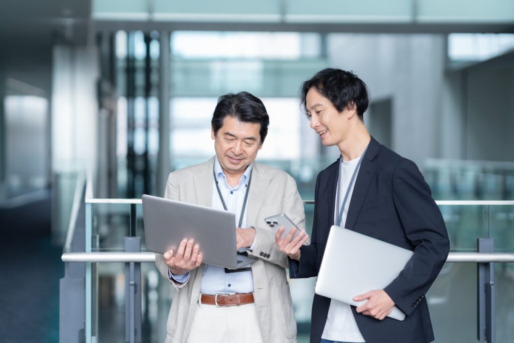 仕様を検討するエンジニアのイメージ