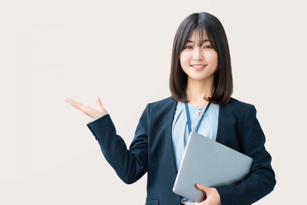 解説する女性のイメージ