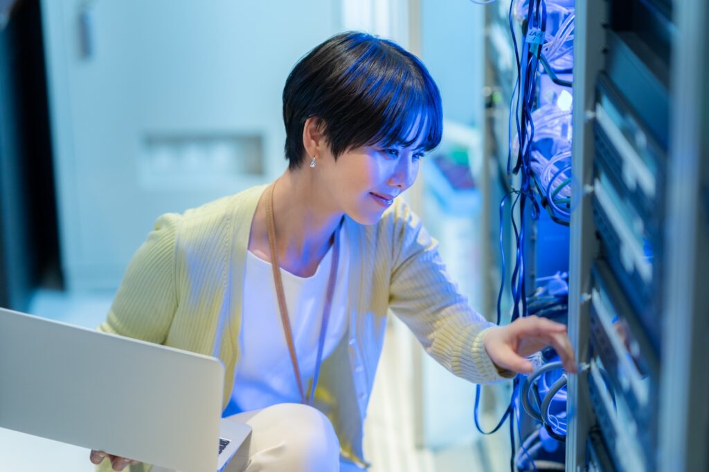 メンテナンスをするエンジニアのイメージ