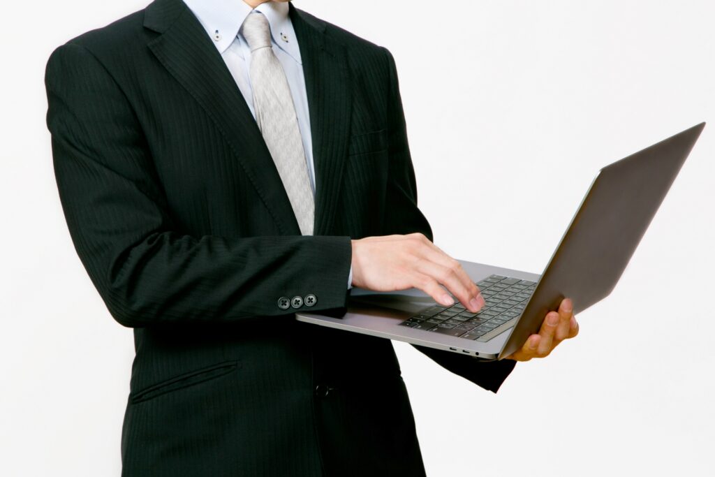 PCを打つ男性のイメージ